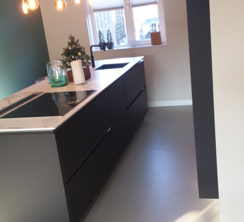 Moderne keuken met houten panelen